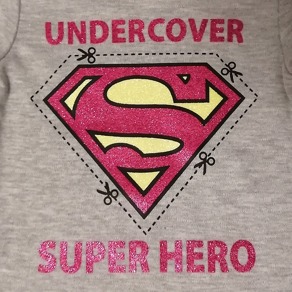 🔥SALE🔥 Supergirl "Undercover Super Hero" Baby Girls Onesie NWT Sz 0-3 Months - Picture 2 of 5